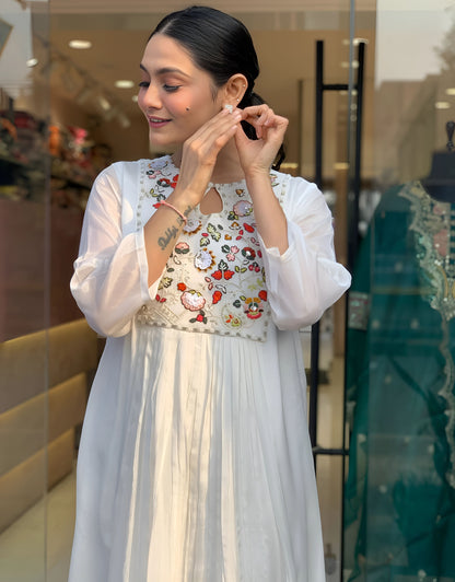 White Rose Embroidered Kurta and Dupatta with pant- Gulabi Paridhan